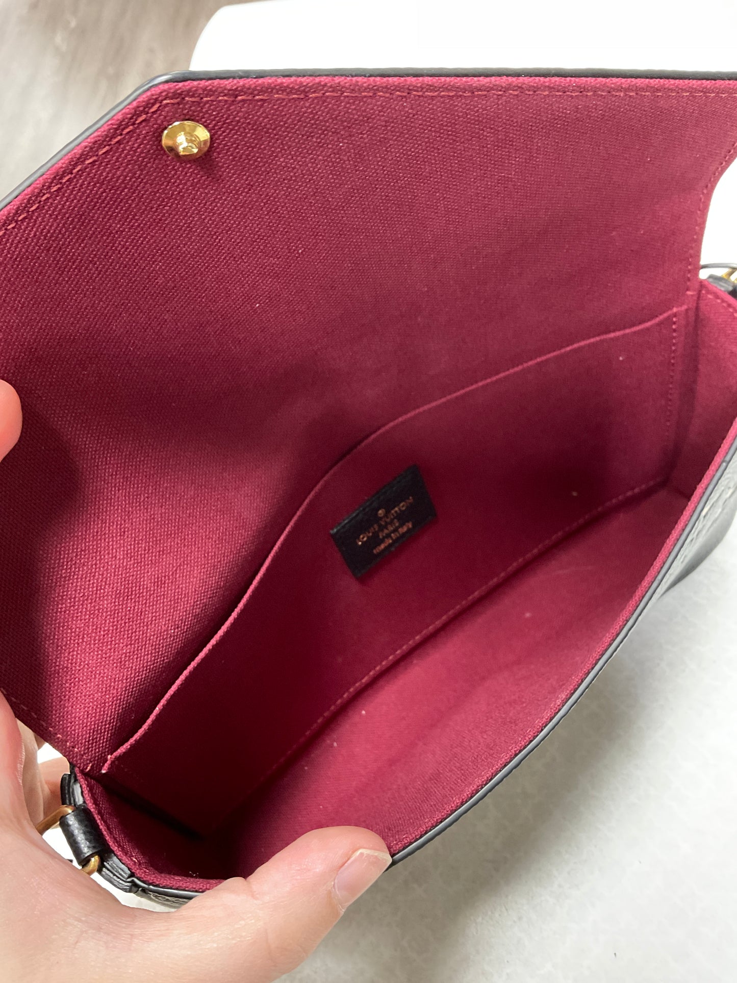 Crossbody Luxury Designer By Louis Vuitton, Size: Medium