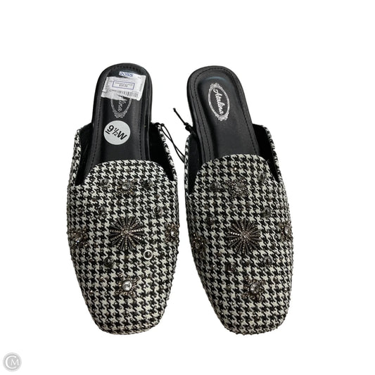 Shoes Flats By Clothes Mentor In Black & White, Size: 9.5