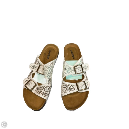 Sandals Flats By Clothes Mentor In White, Size: 10