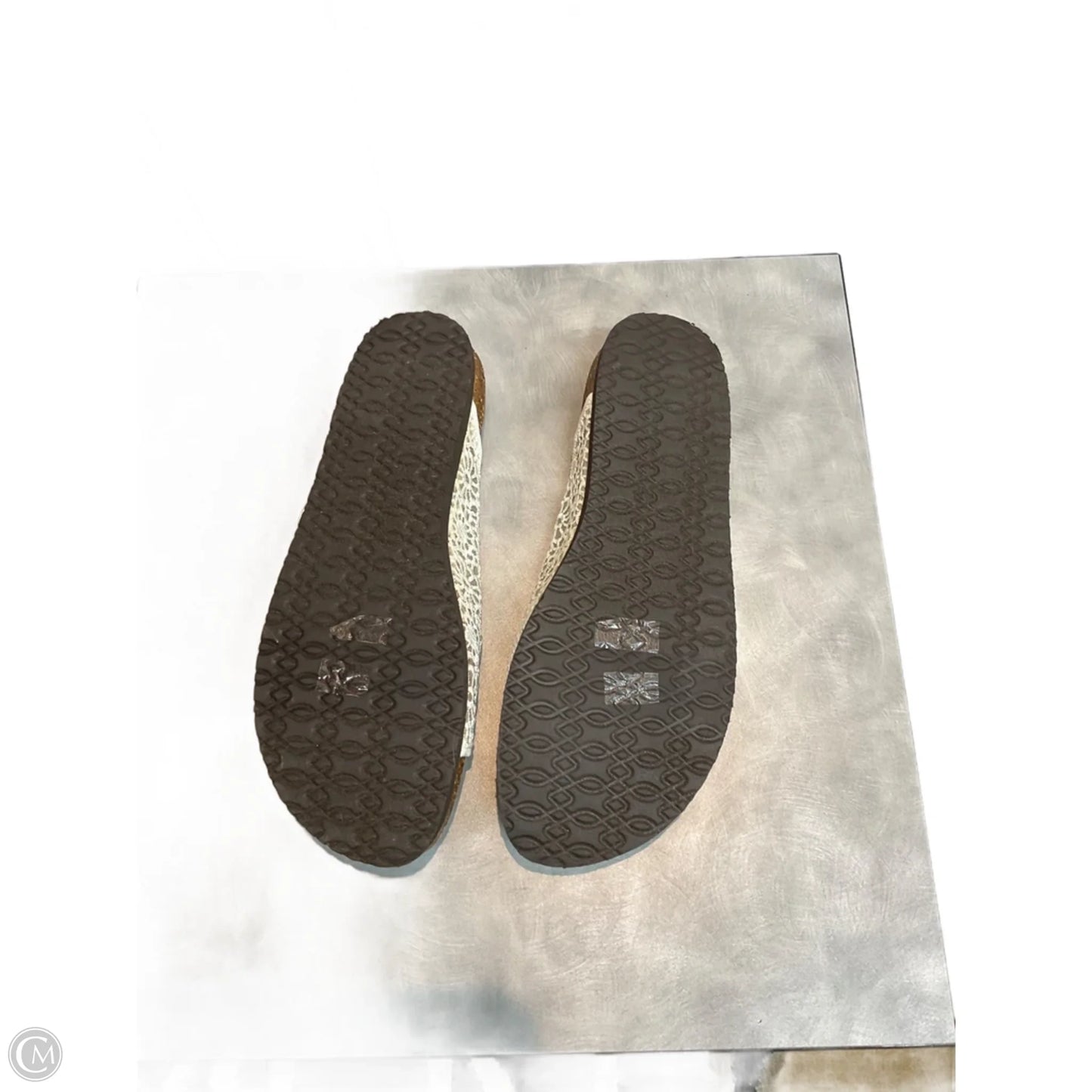 Sandals Flats By Clothes Mentor In White, Size: 10