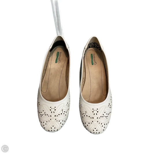 Shoes Flats By Bare Traps In White, Size: 10