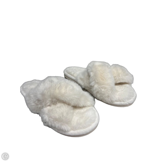 Slippers By Clothes Mentor In Cream, Size: 9.5