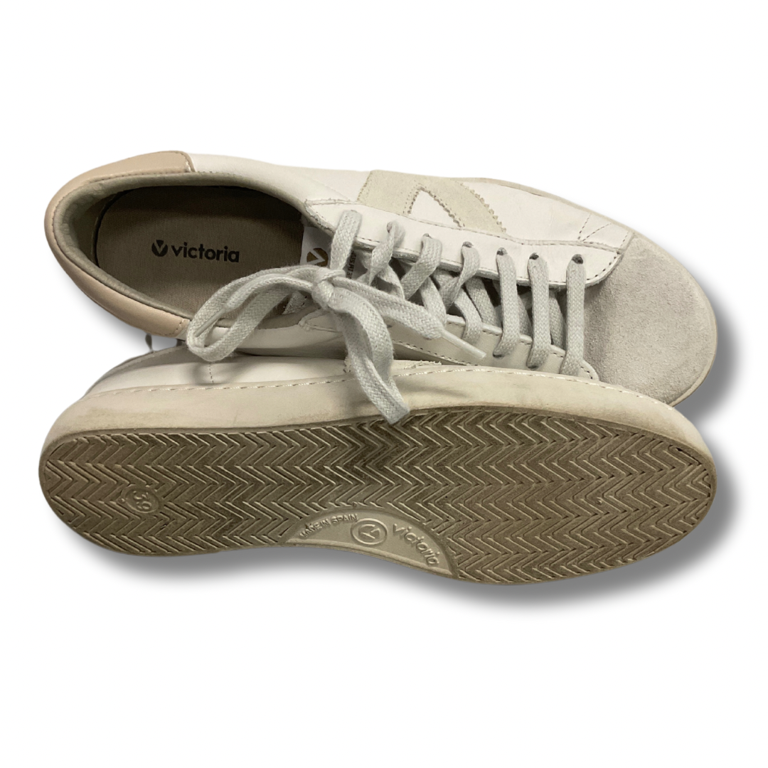 Shoes Sneakers By Cmc In White, Size: 8