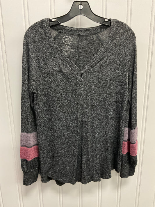 Top Long Sleeve By Maurices In Grey, Size: S