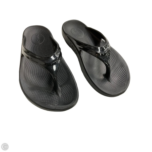 Sandals Flats By Oofos In Black, Size: 7