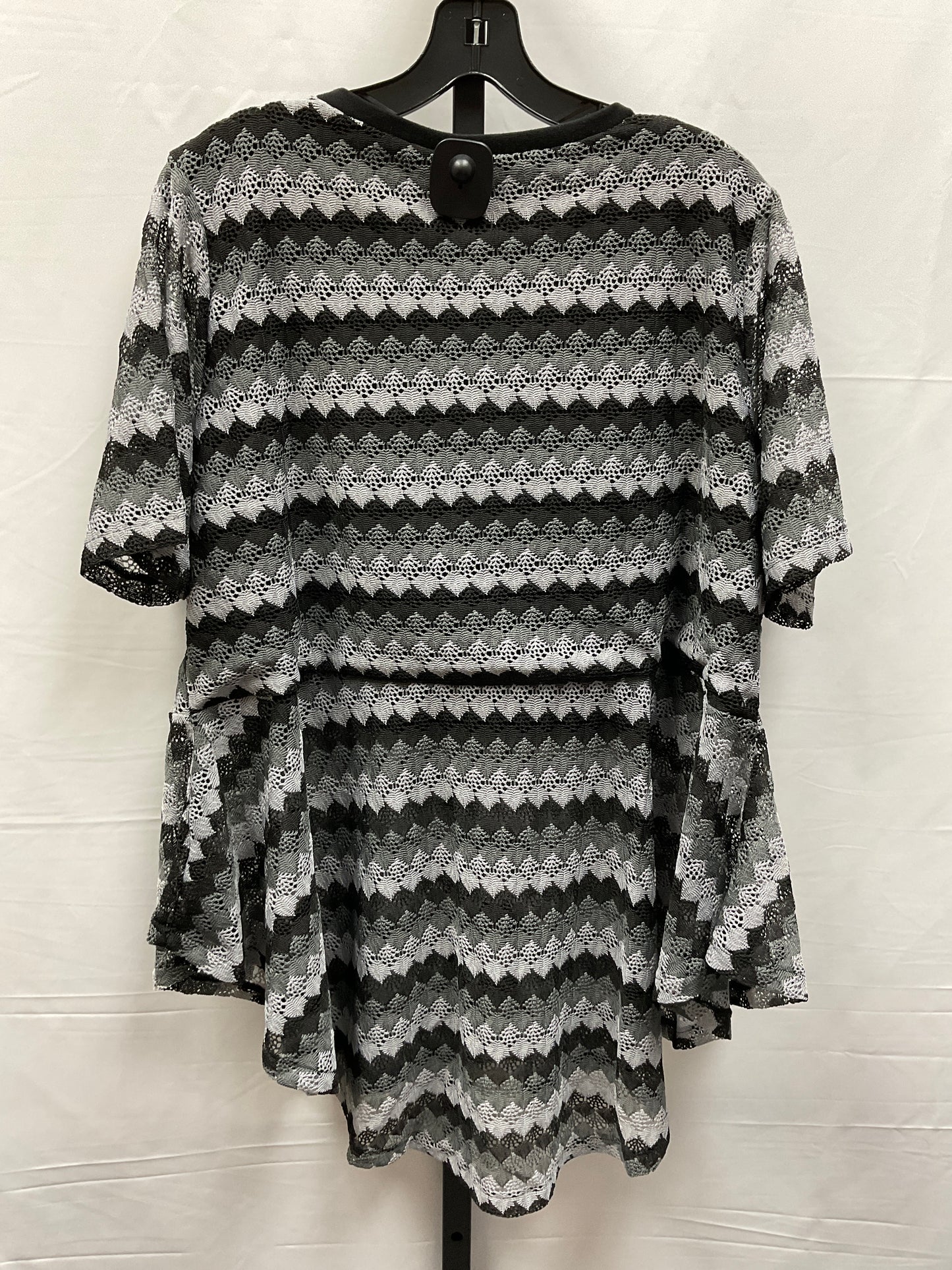 Top Short Sleeve By Diane Gilman In Black & Grey, Size: 1x