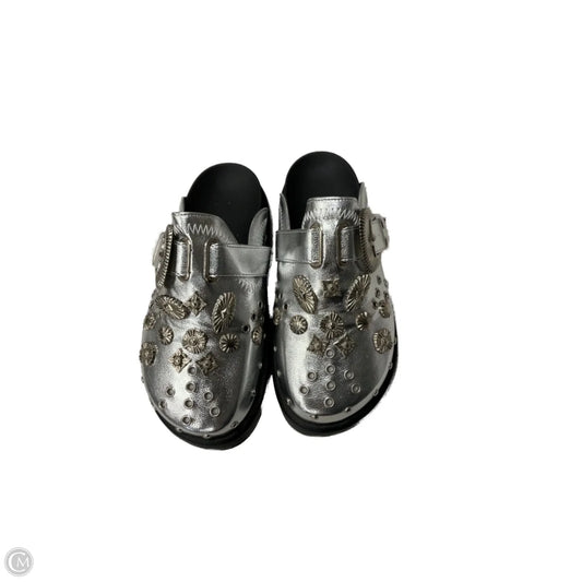 Shoes Flats By Clothes Mentor In Black & Silver, Size: 6.5