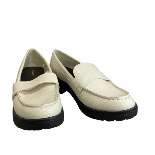 Shoes Flats By Old Navy In White, Size: 7