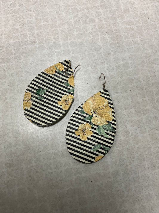 Earrings Other By Clothes Mentor In Multi, Size:02 Piece Set